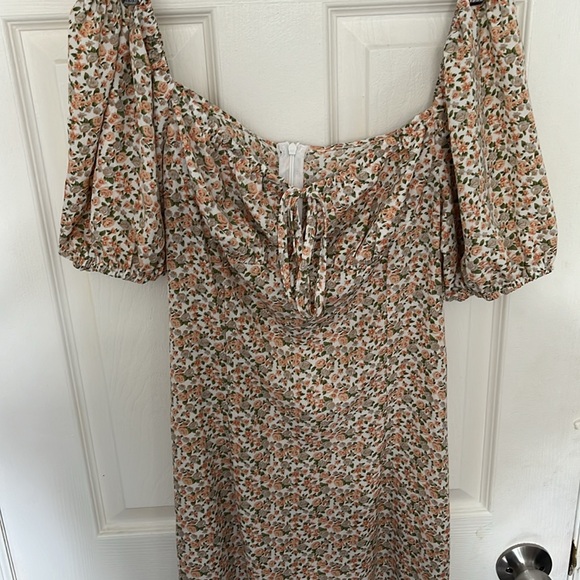 Women’s off the shoulder flower print dress size medium. Check out video. - Picture 4 of 5
